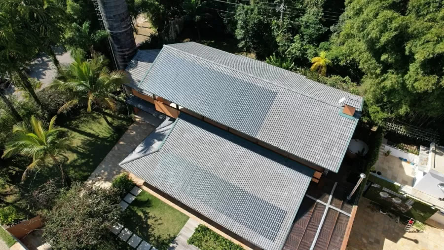 Empresa começou a comercializar a 1ª telha de concreto com painel solar do Brasil